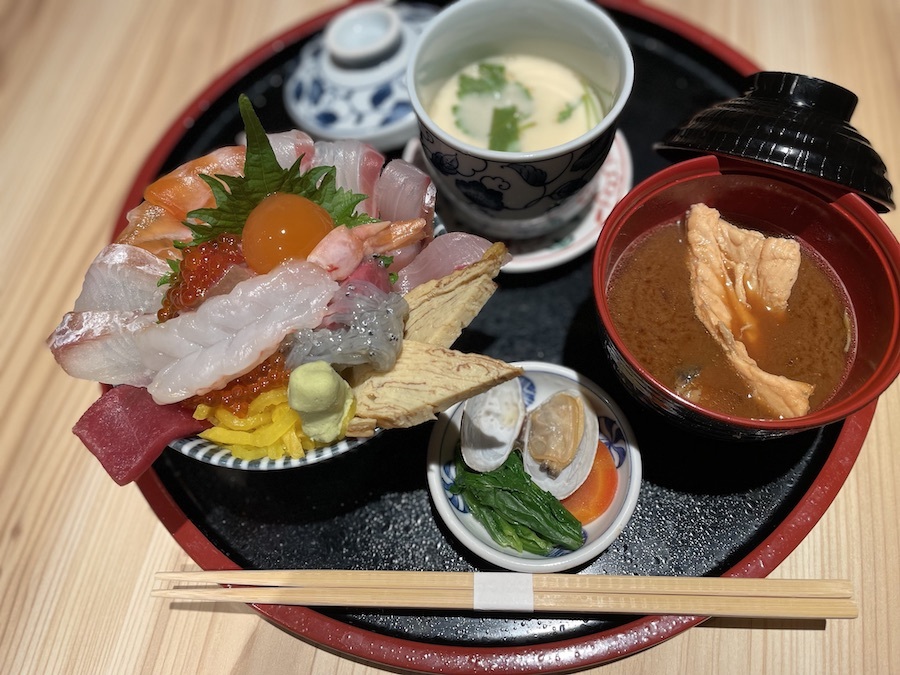 海鮮丼、アラの赤出し、海鮮茶碗蒸し、日替わり小鉢で1,380円はお値打ち　取材協力「鮨マニシ」