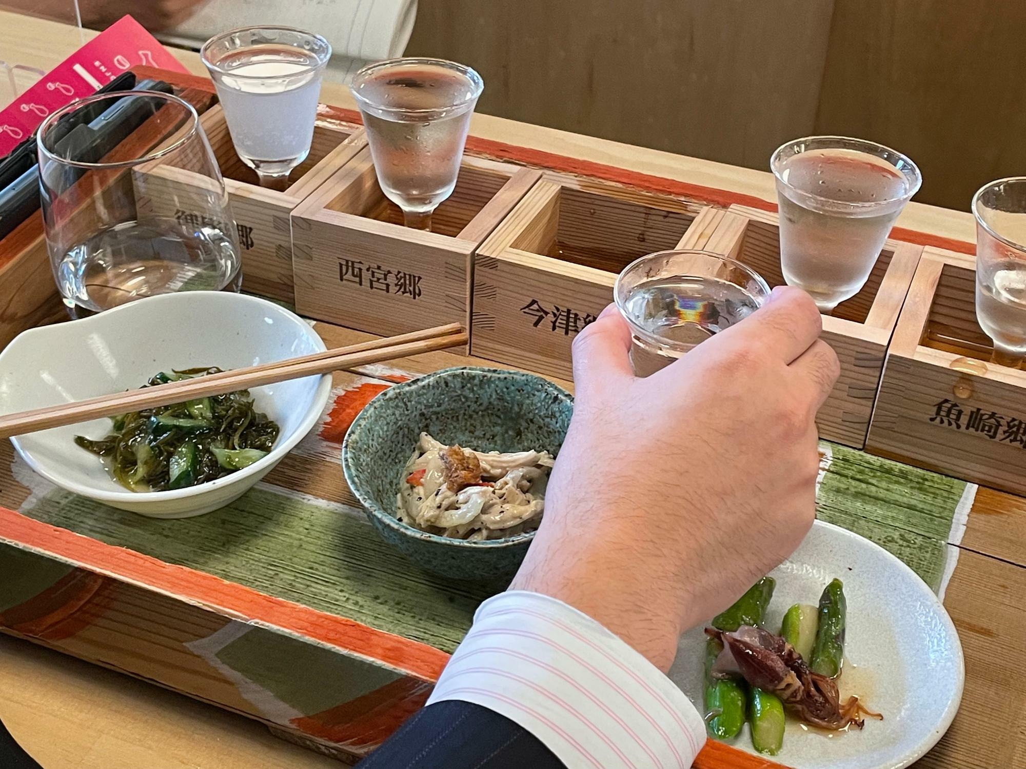 5種類の日本酒と、旬のお料理が楽しめる「灘五郷酒所セット」