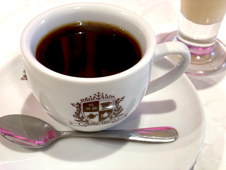 コーヒーカップには、お店のロゴマークが描かれている