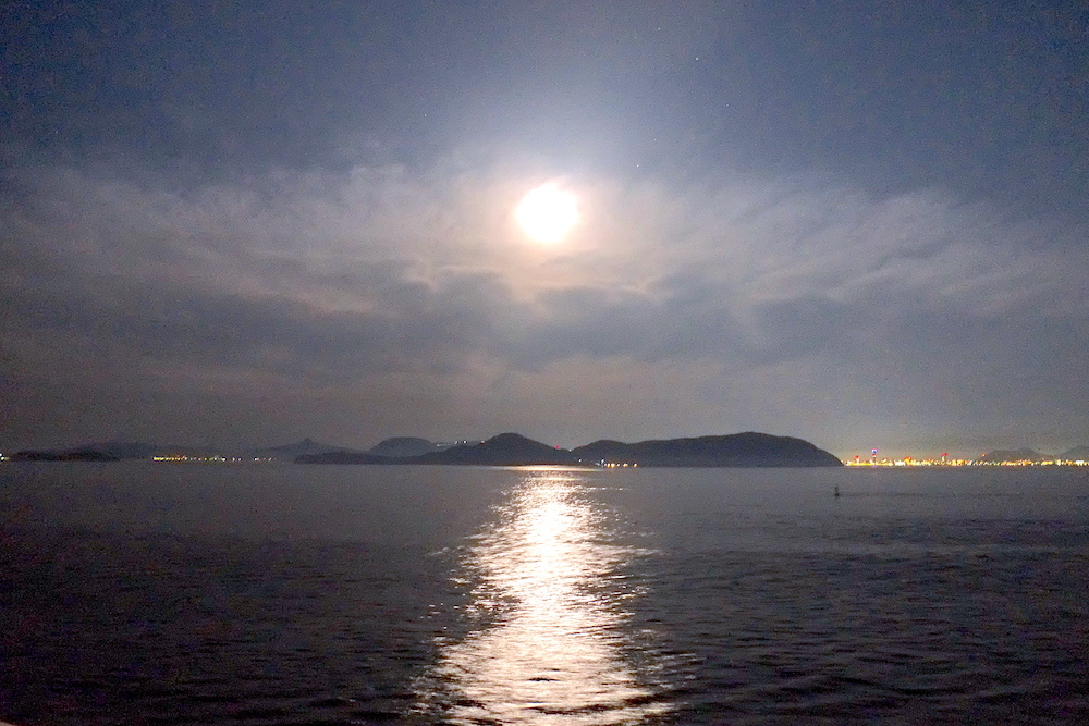 大きな満月に照らされた、瀬戸内に浮かぶ島の神々しい存在感