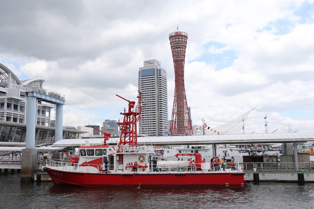 消防艇「たかとり」　写真提供：神戸市港湾局