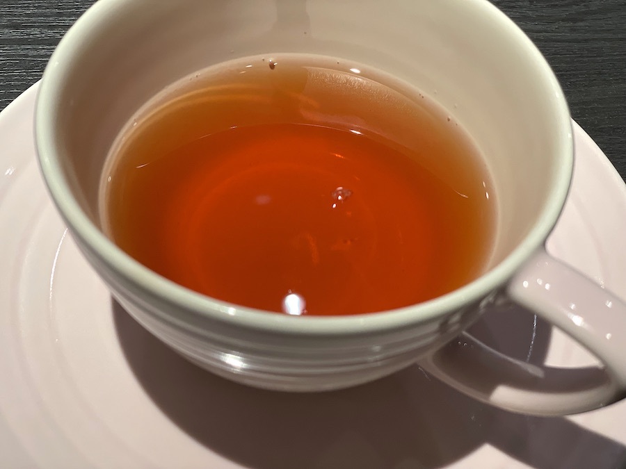 大きめのカップに、飴色の紅茶が美しく映える