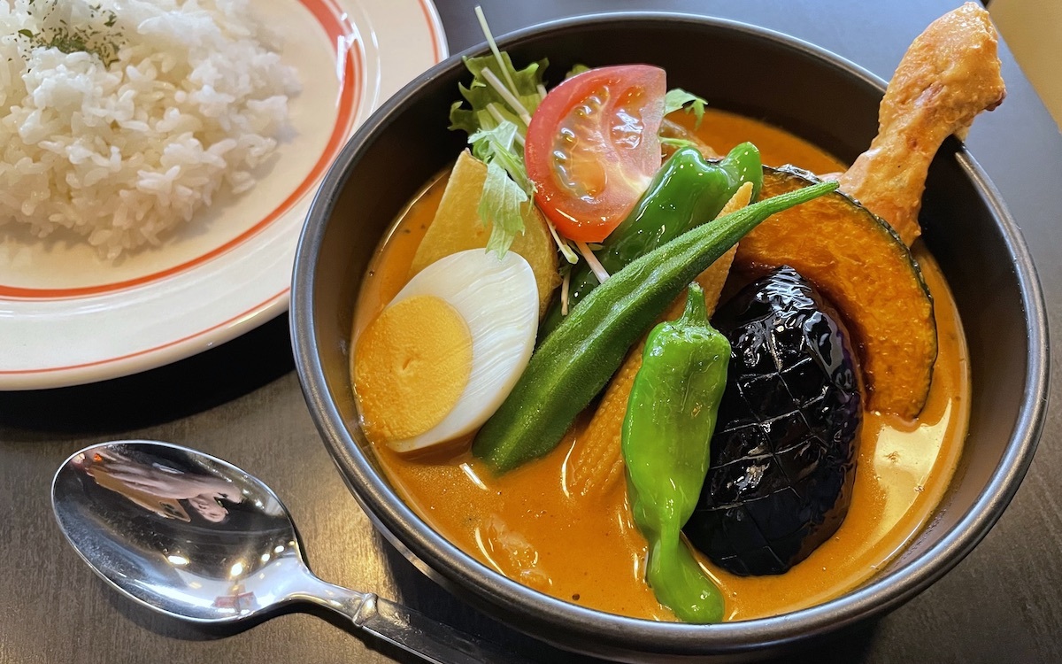 夏のチキンレッグカレー  1,430円 (税込) ご飯は大盛り無料