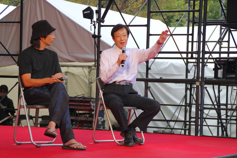 ダンサーであり俳優の森山未來さん(左)、神戸市長の久元喜造さん(右)