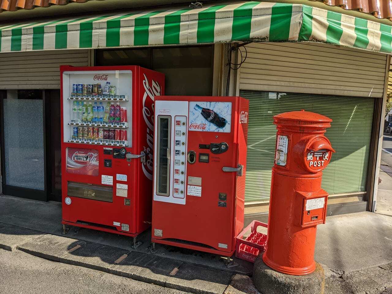 新旧並ぶのカ・コーラの自販機