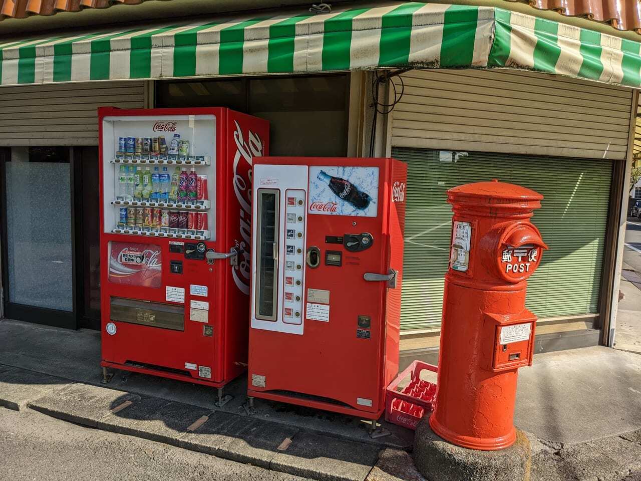 日野市】豊田駅北口、昭和レトロ自販機を多摩平で発見！ キンキンに冷えた瓶入りコーラが120円！（ひのさんぽ） - エキスパート - Yahoo!ニュース