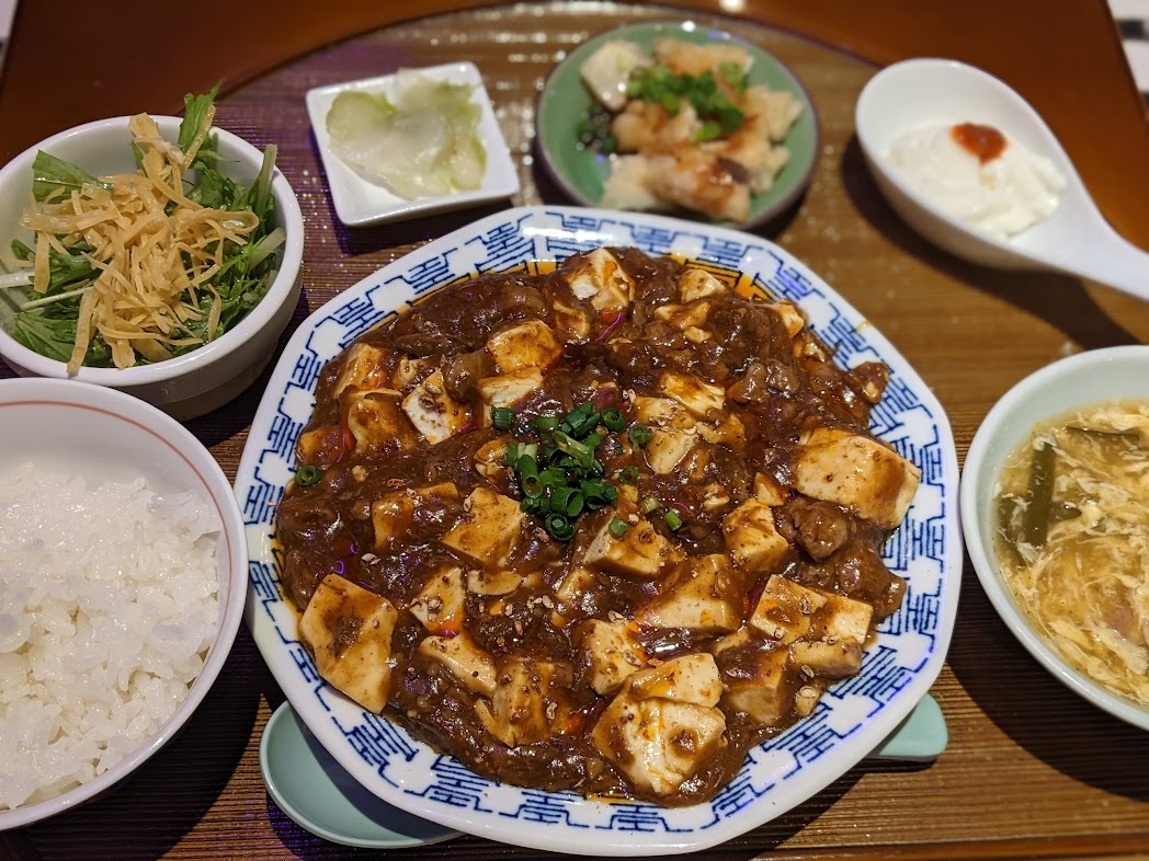 がっつり豪華な麻婆豆腐定食は980円