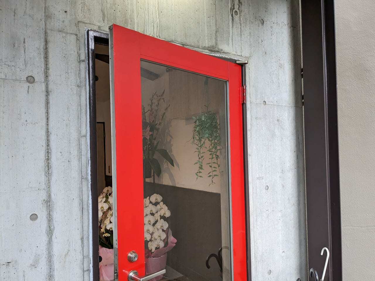 赤い扉がかわいいですね！