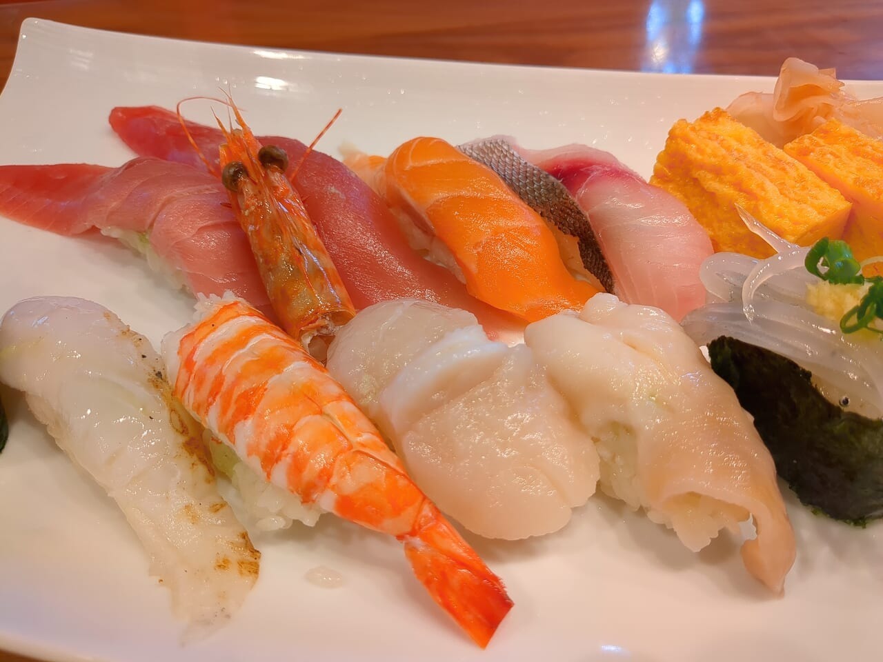 季節のおまかせ寿司（3,800円）はバラエティに富んだお寿司