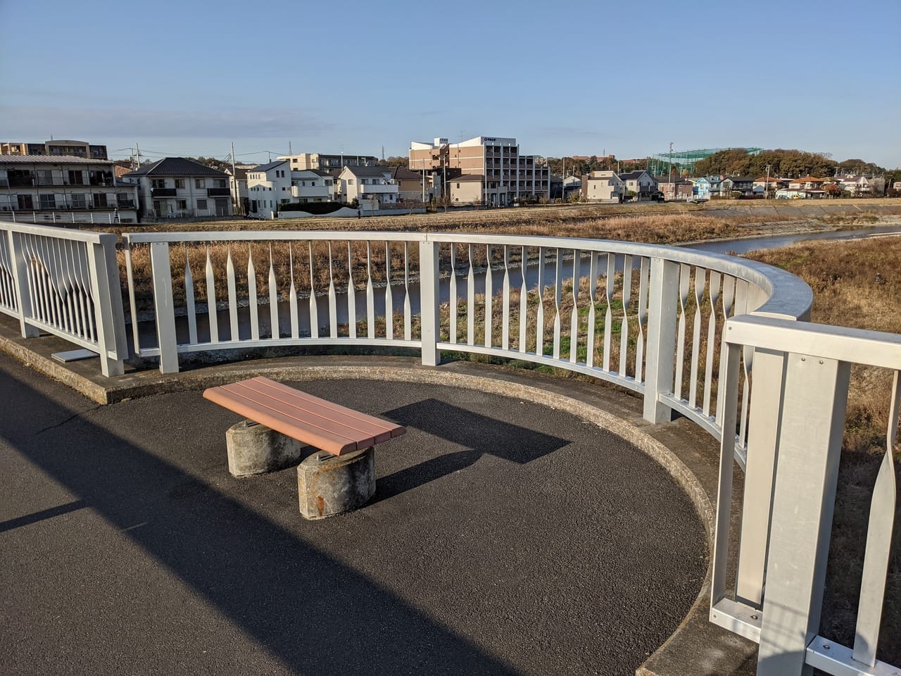 浅川にかかる橋に用意されているベンチ