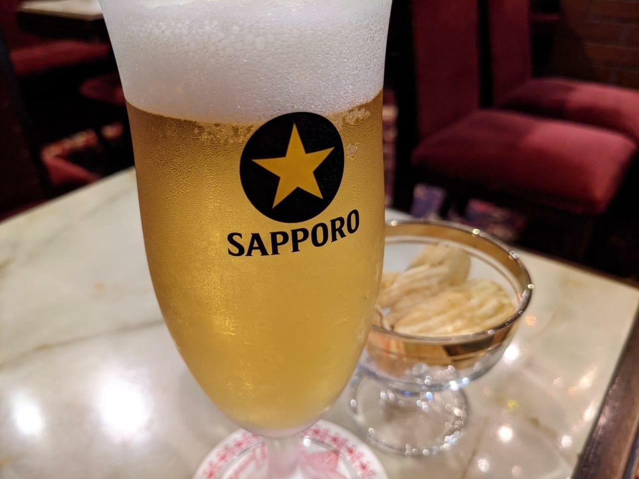生ビールは600円。おつまみ付き。