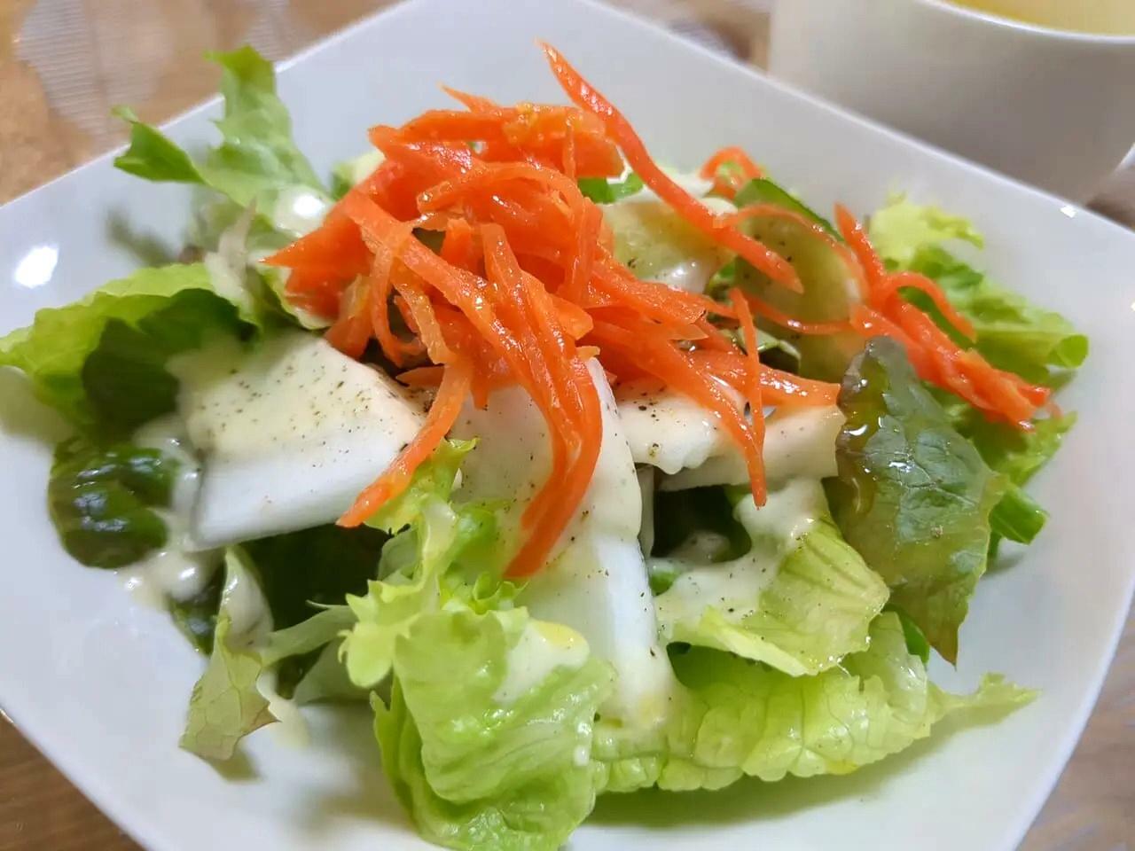ランチセットの新鮮野菜のサラダ
