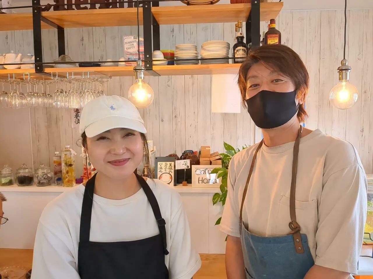 Cafe Hanaの佐久間ご夫妻。奥さまがホールを、ご主人が料理を作ります。