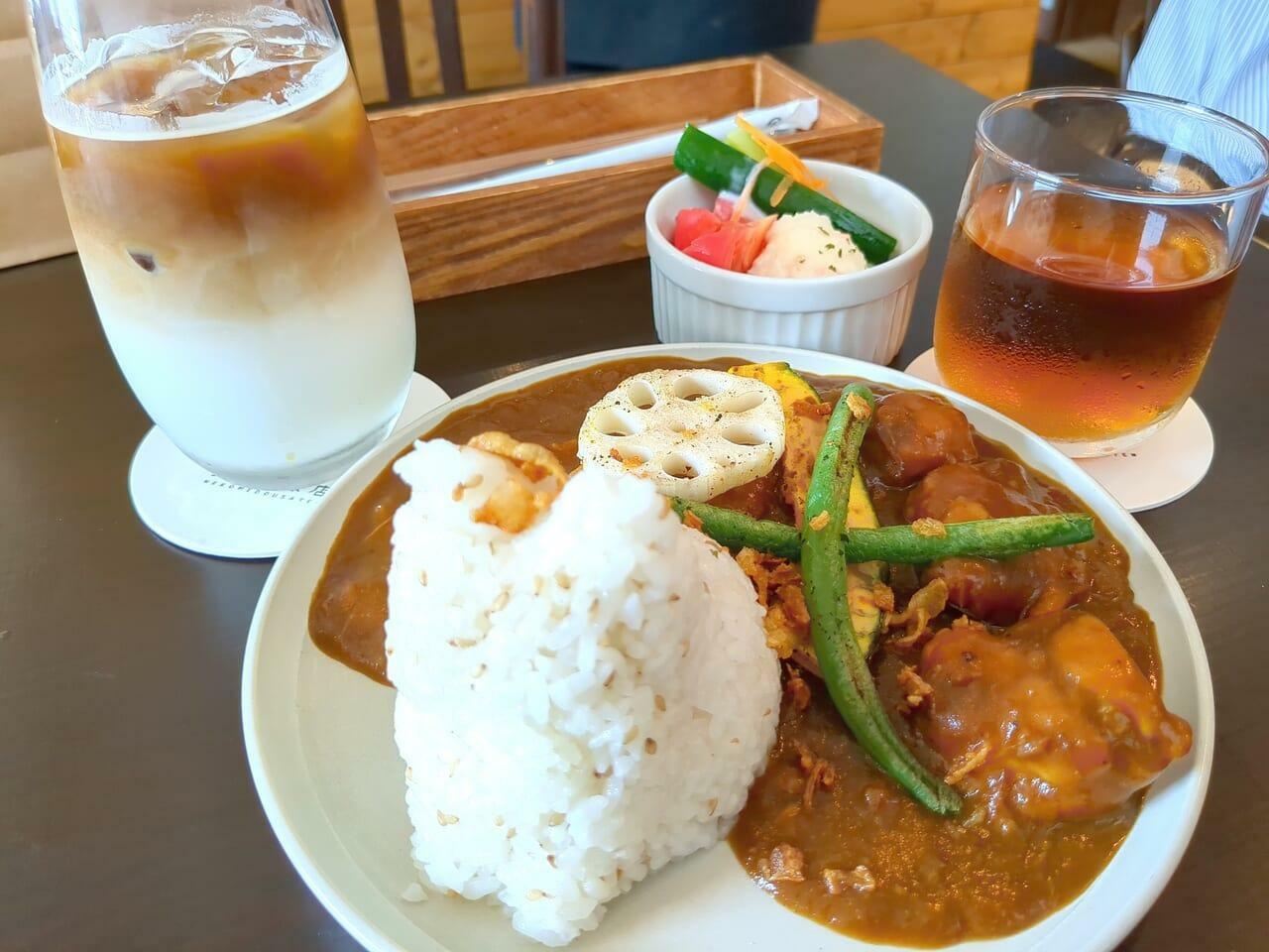 平日のチキンカレー（コーヒーか紅茶が付いて1,100円。＋50円でお好きなドリンクに変更可）