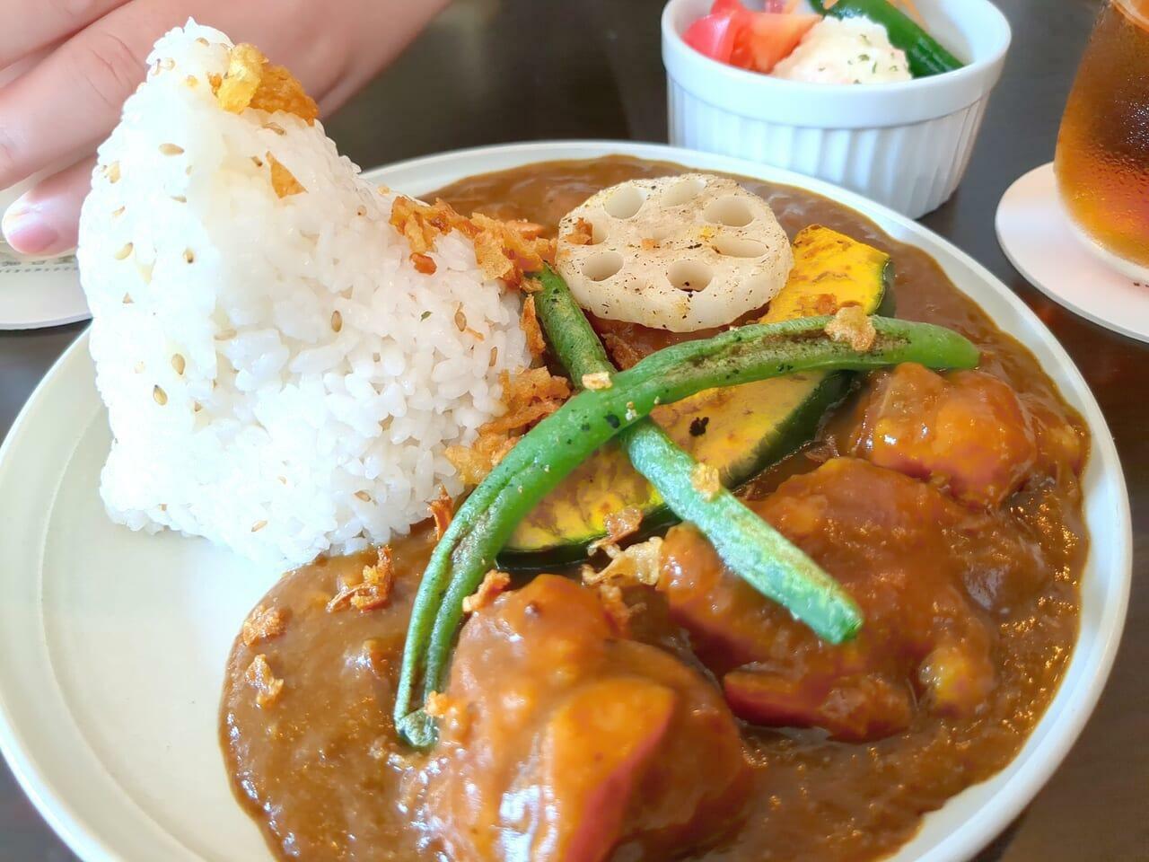 お皿から溢れんばかりのたっぷりカレーには野菜もお肉もたっぷり！