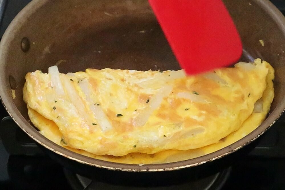 オムレツを半分に折りたたむときには卵がほどよく固まっているのでそれほど難しくはないですよ