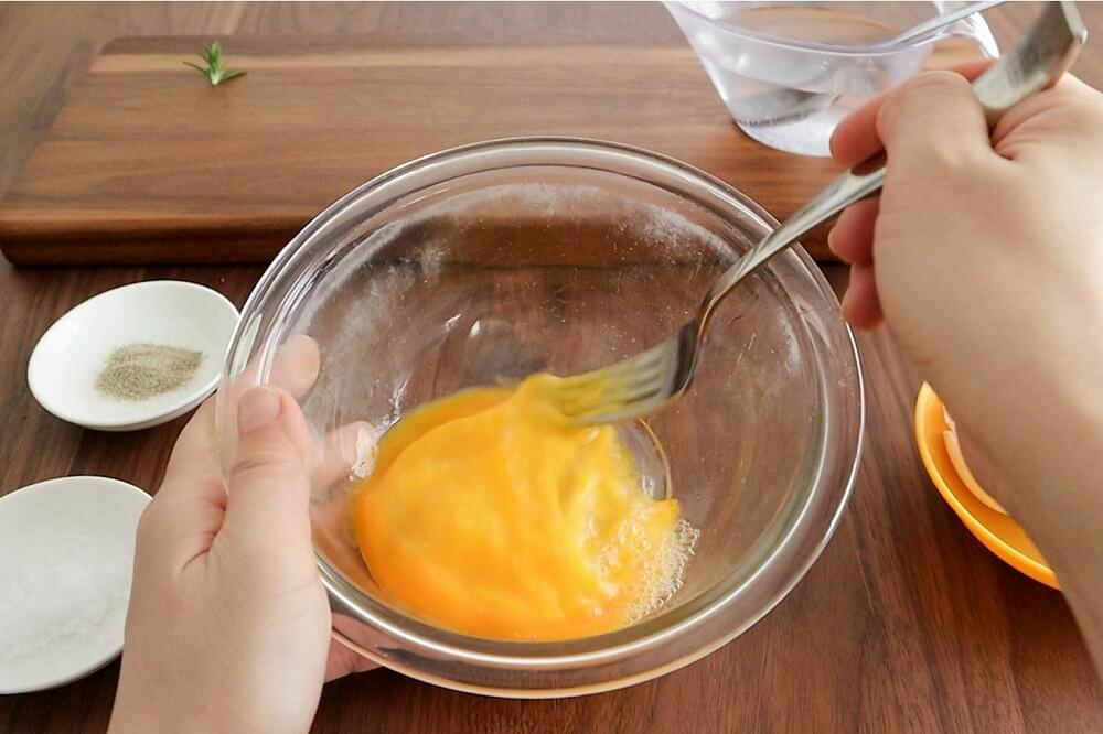 卵液を作るときにはフォークで20回ほど混ぜます