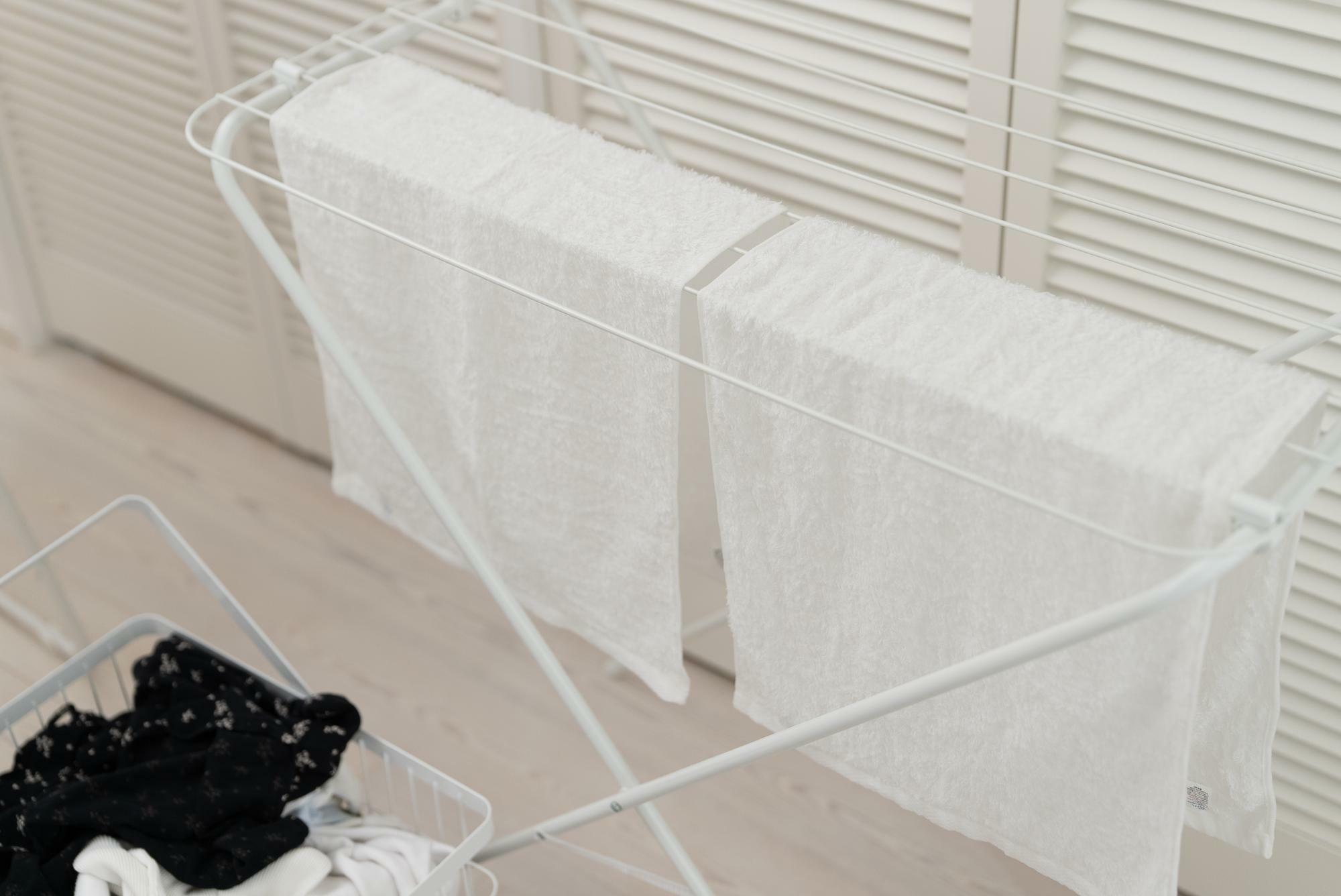 濡れたタオルを洗濯カゴに入れるのもNG！ほかの衣類に雑菌が繁殖し、ニオイの原因となります