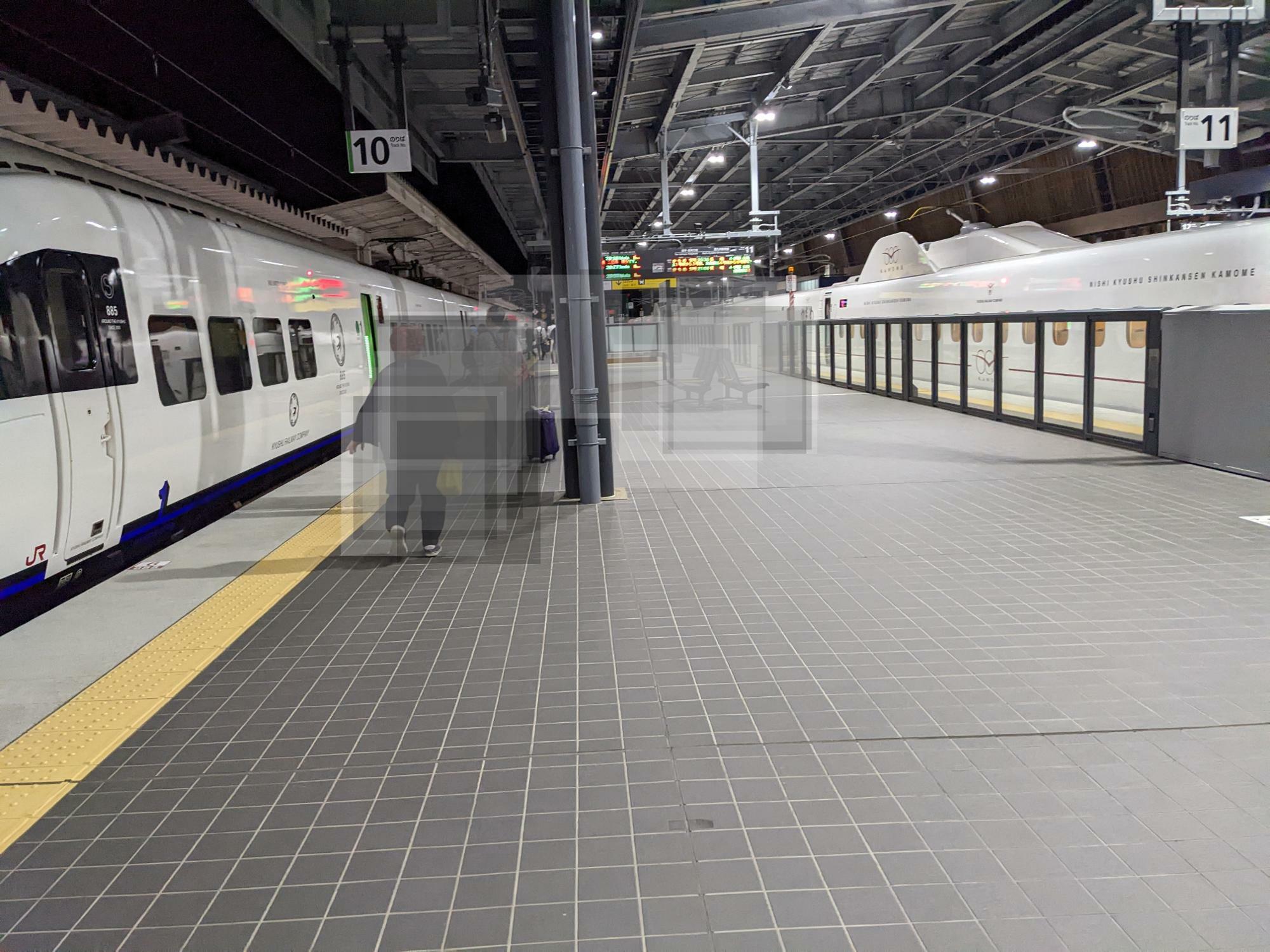 左がリレーかもめ、右が西九州新幹線かもめ。対面乗り換え式になっている。