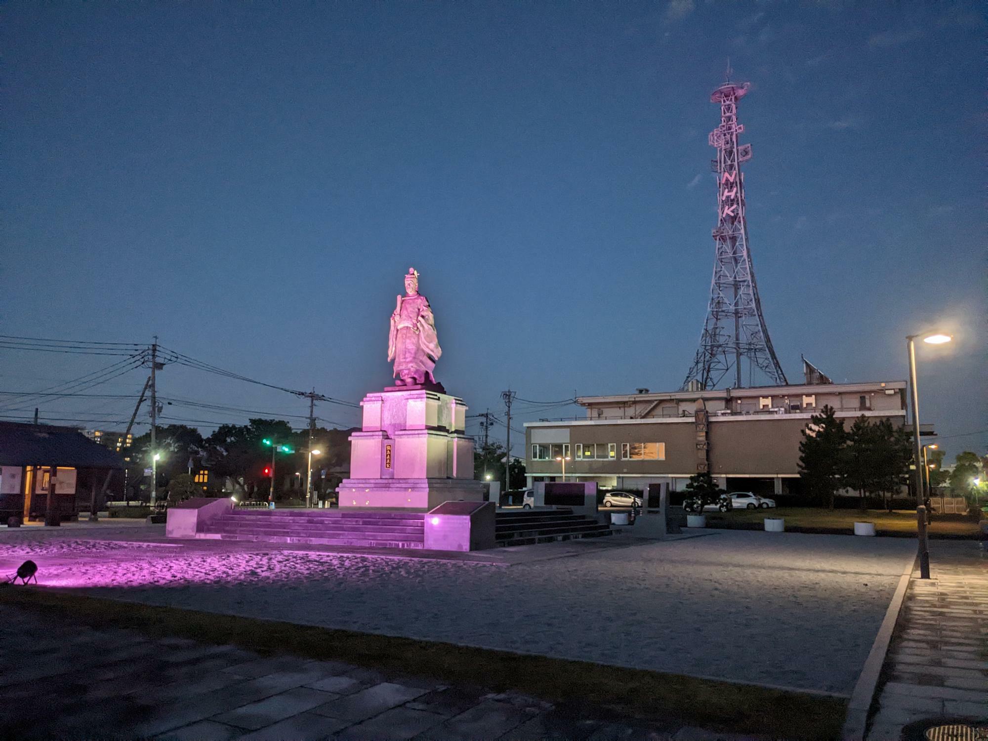 7色のライトで照らされる鍋島直正公の像