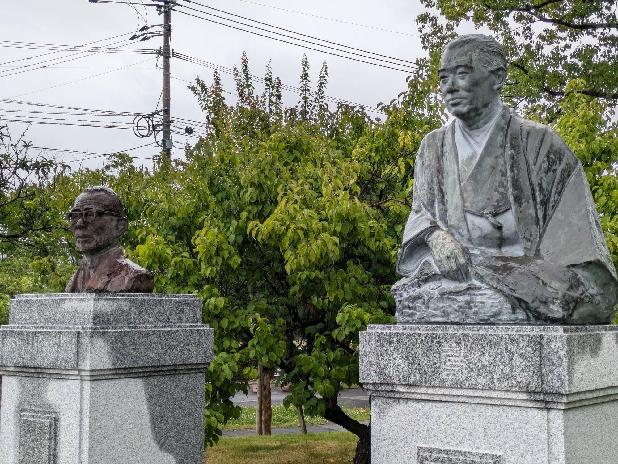 右が岡田三郎助の石像、左は辻永の石像