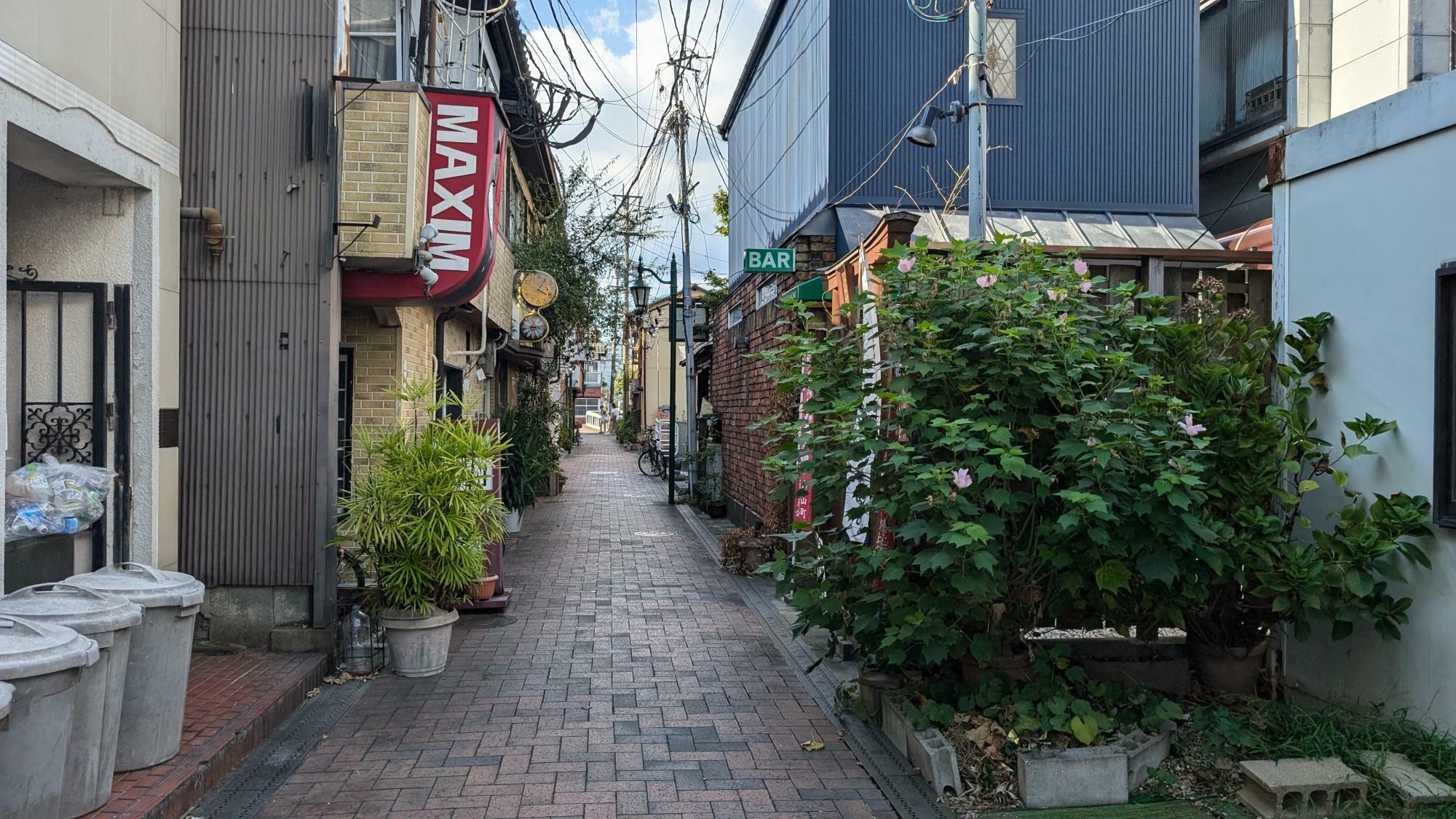 白山名店街の駐車場近く見えるレンガ通りの道から徒歩3～5分ほど