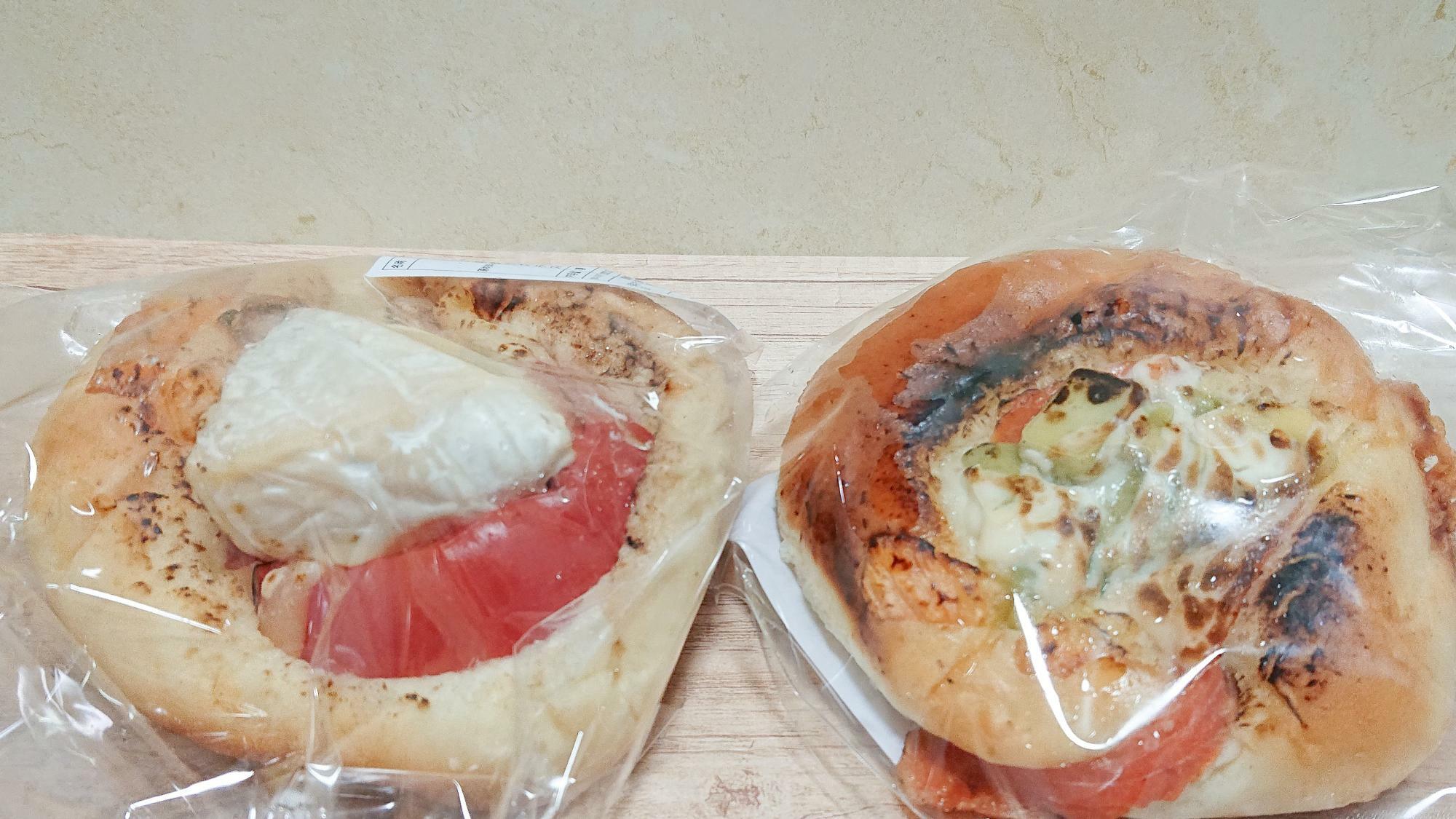 贅沢なトマト蜂蜜パン（左）　アボカドサーモン（右）