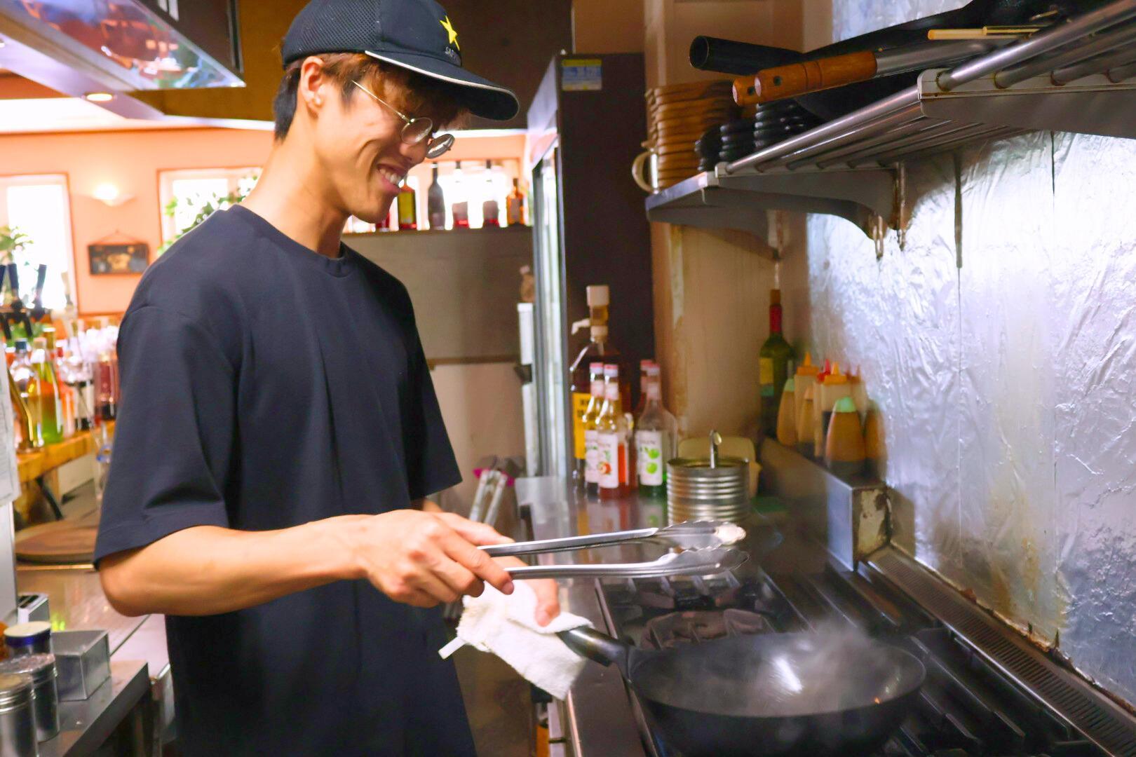 料理を作る横倉さん