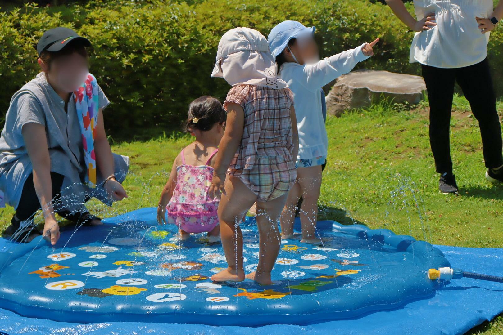 足元のお水に興味津々