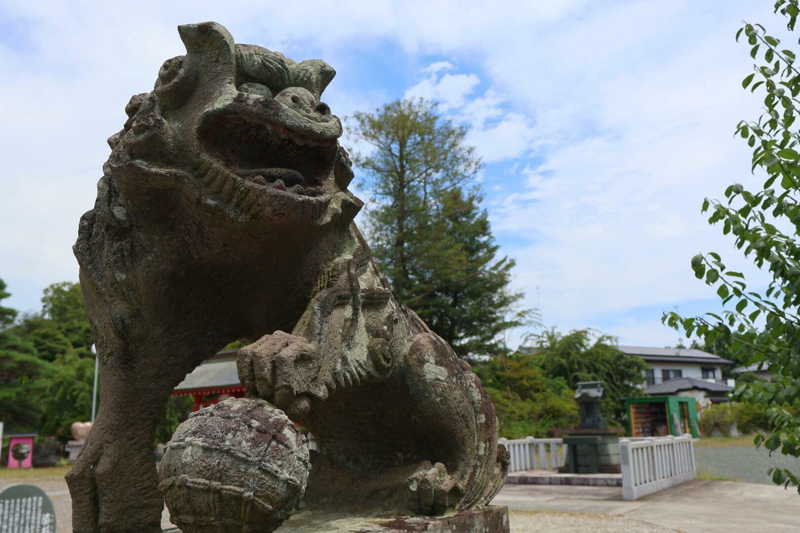 神社と共にこの地を守ってきた狛犬