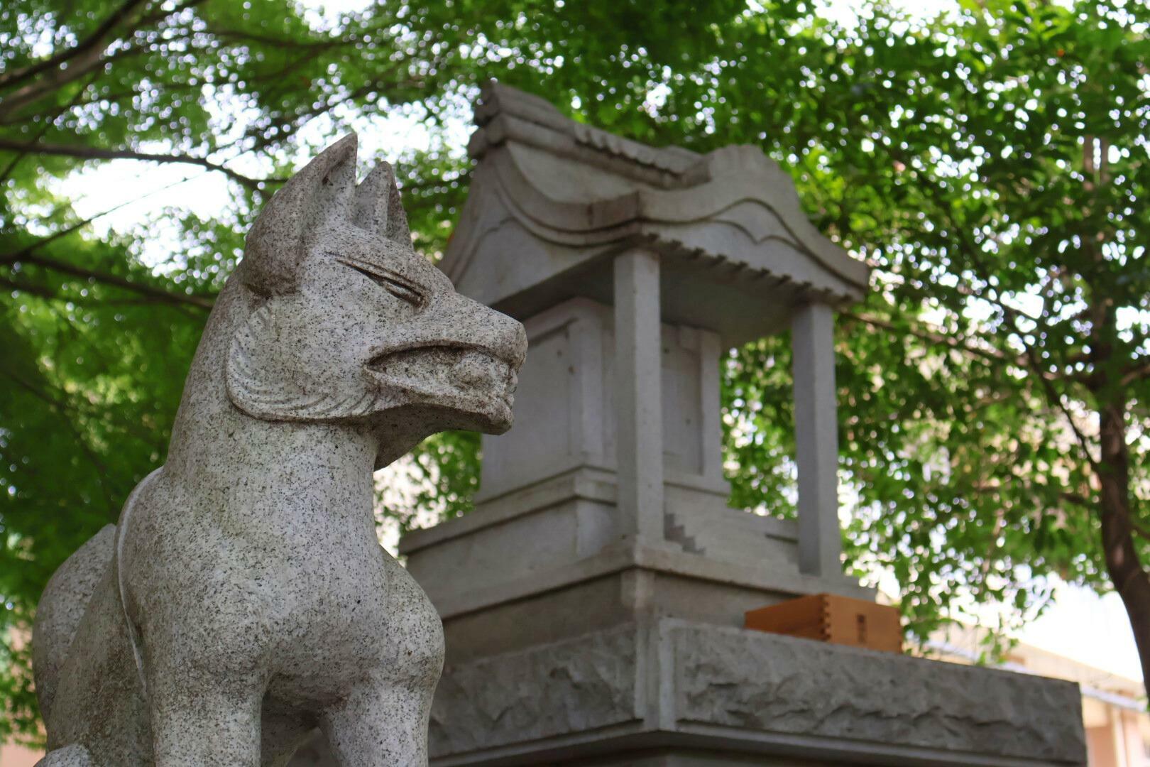 四頭の御狐様が神社を守っています