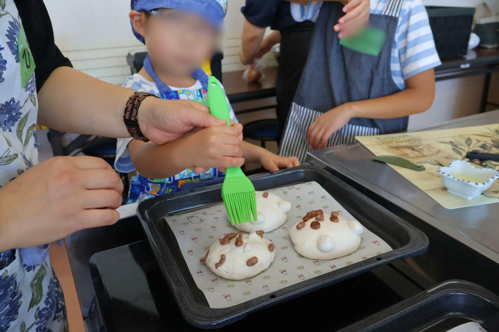 形ができたらハケで艶出し作業