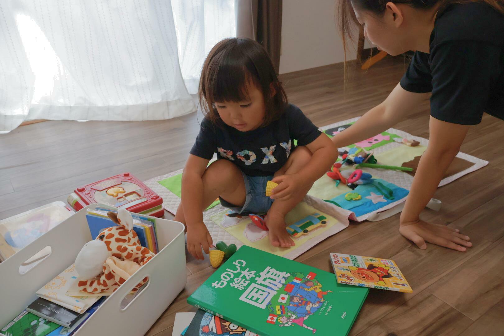 おもちゃで遊ぶ娘さん