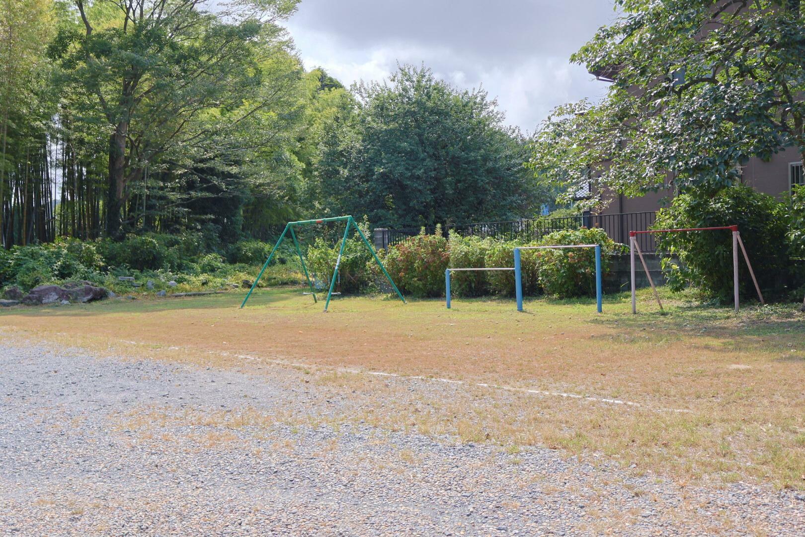 広々とした駐車場には公園もあります