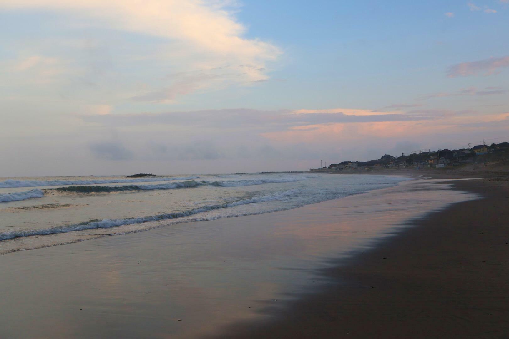 夕焼け色に染まり始める河原子海岸