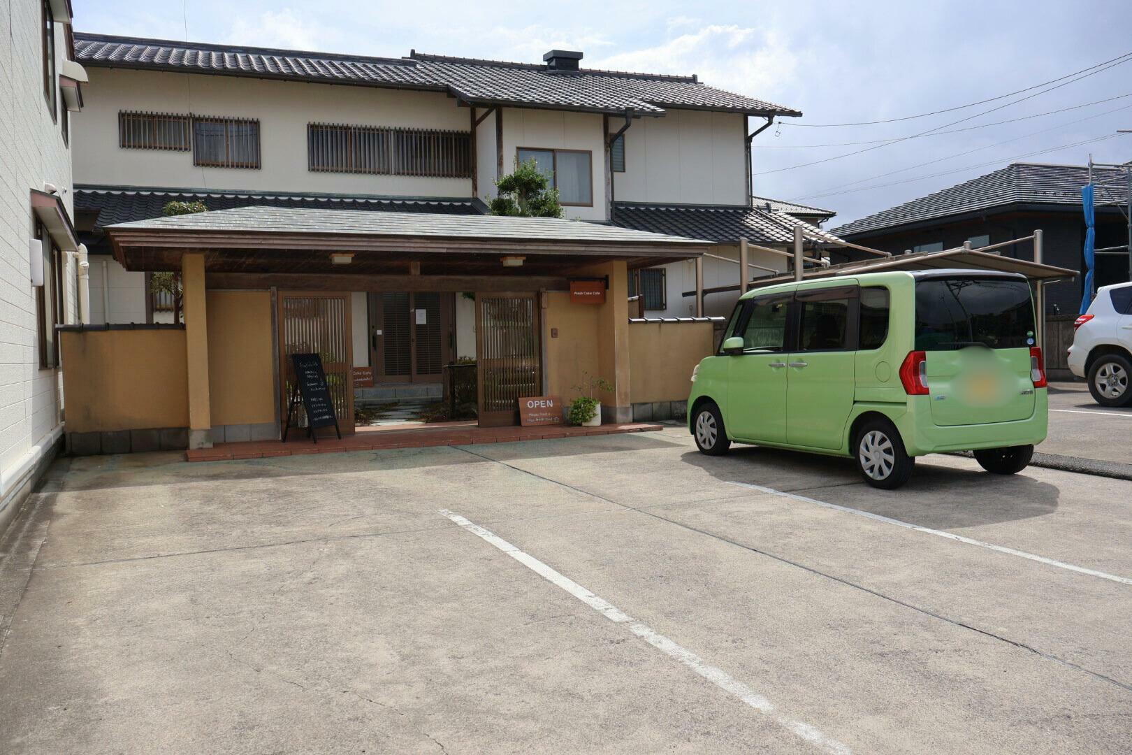 駐車場は店舗前にゆったり停められます