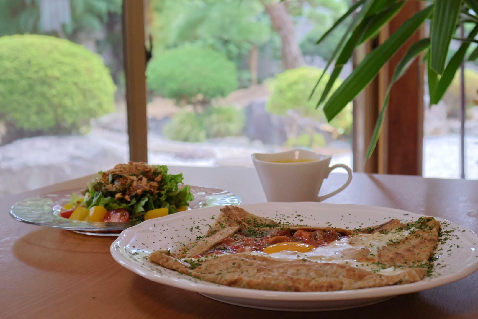 綺麗なお庭を見ながら食べる食事は格別