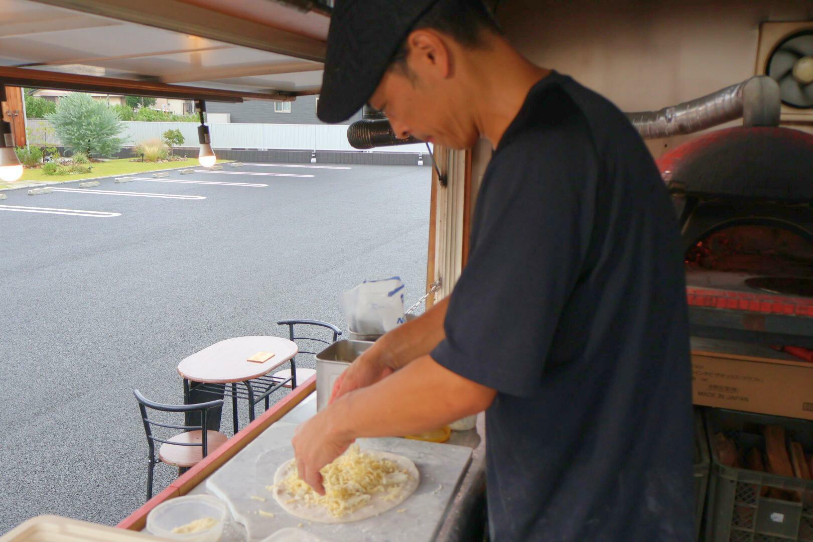 ピザを作る手際が良すぎて、カメラが追い付きません。