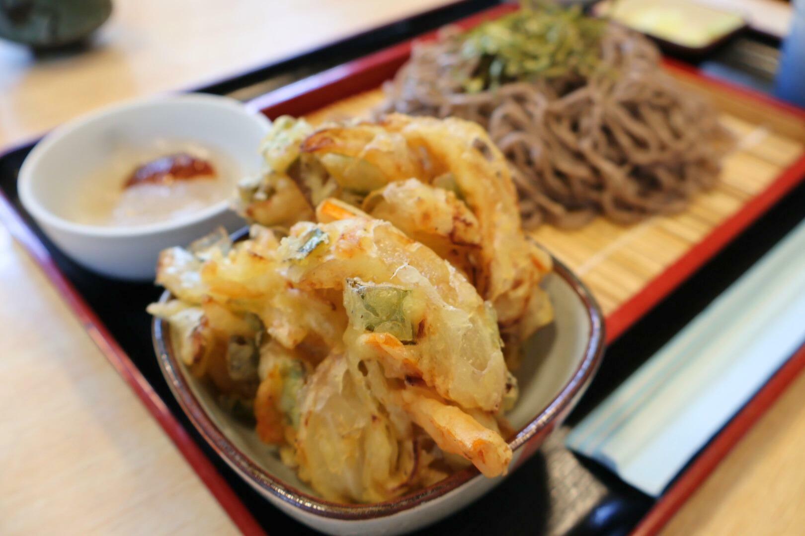 大きなかき揚げが自慢の蕎麦