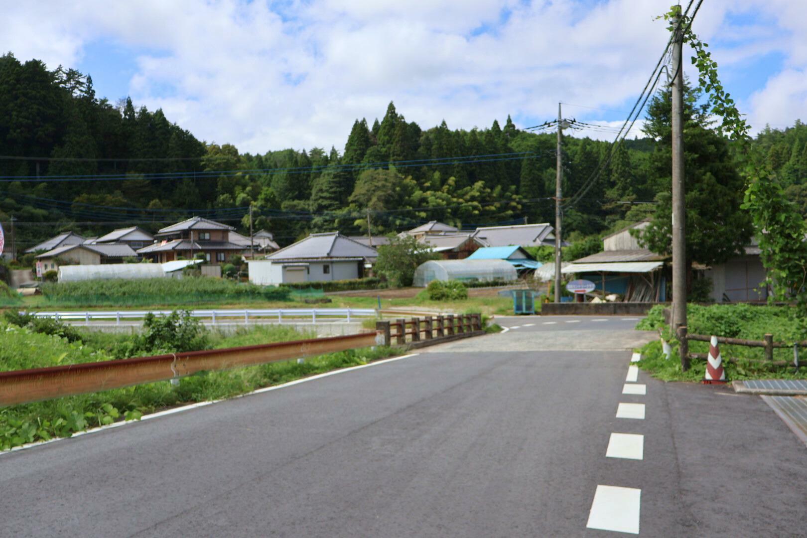 橋を渡り右折