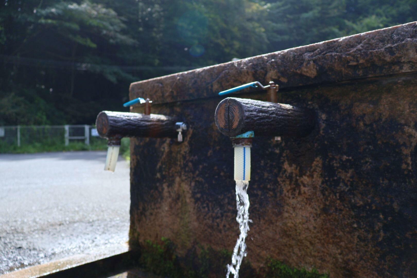 愛され続けた木の根坂の湧き水