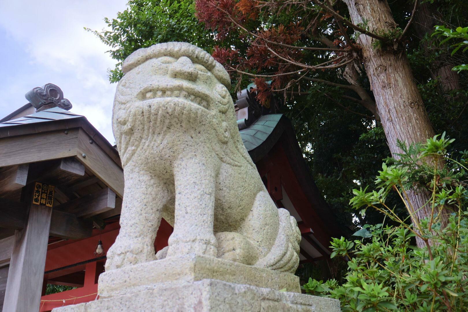 愛嬌のあるお顔の狛犬