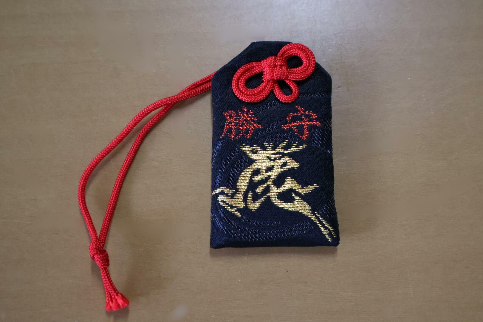 鹿嶋神社の鹿が力強い姿で刺繍されています