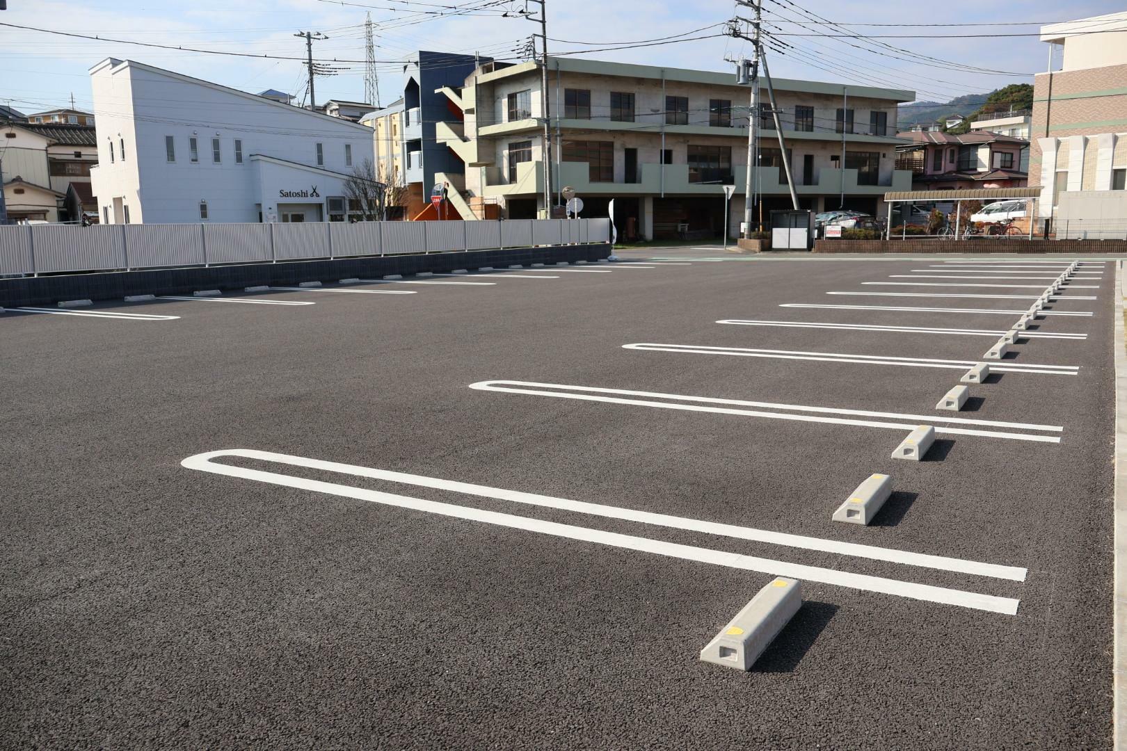 広々とした駐車場があります