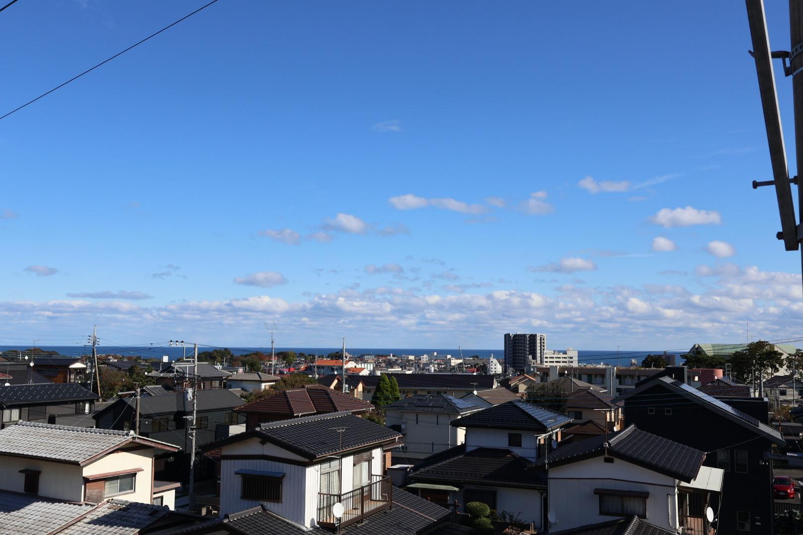 日立の街並みと海が見えます