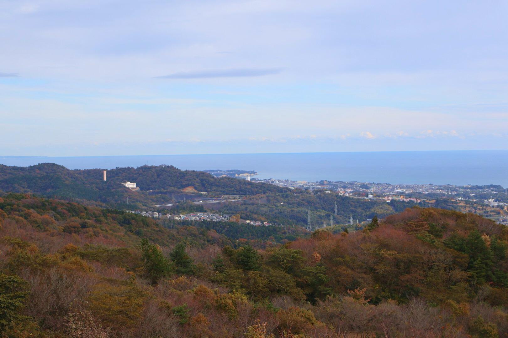 北側には神峰の山と大煙突