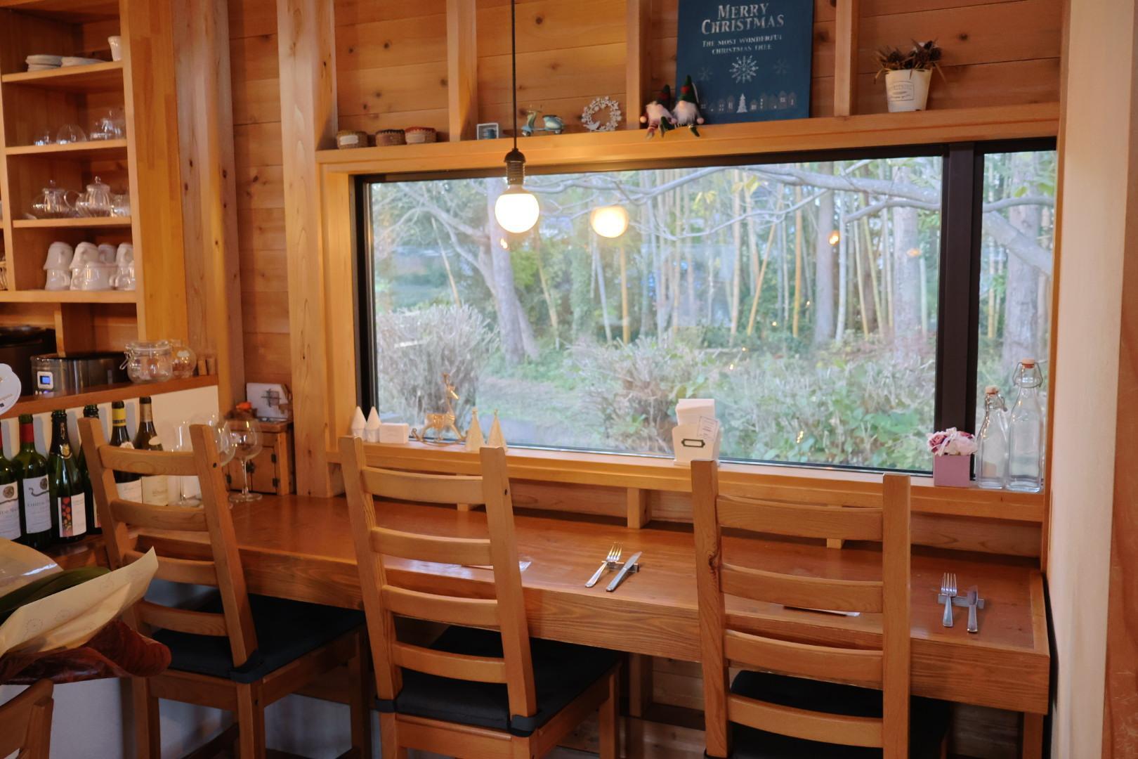 こぢんまりとした空間に目の前が景色を楽しめるカウンター席