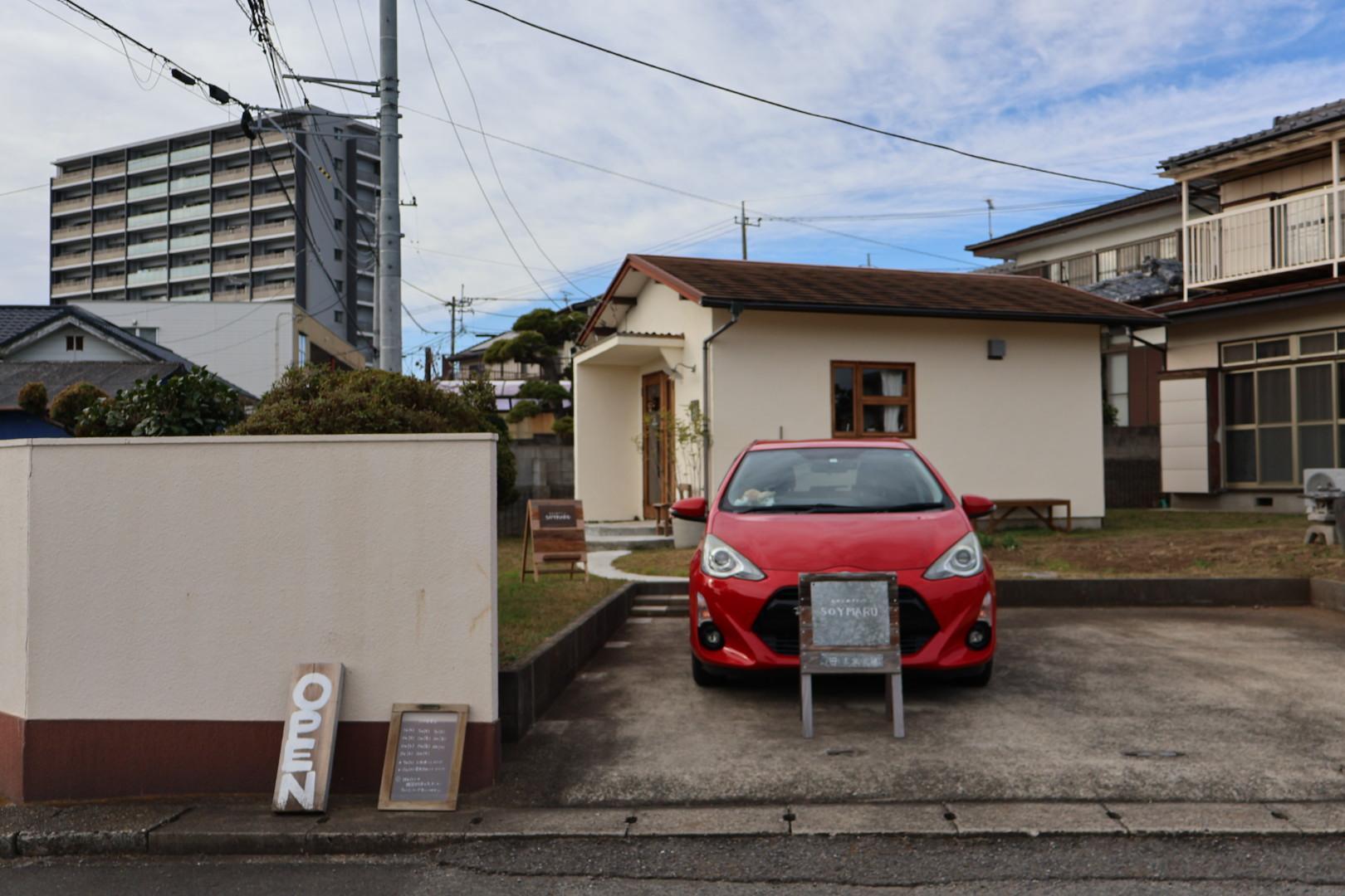 店舗敷地内に1台（赤い車の隣）