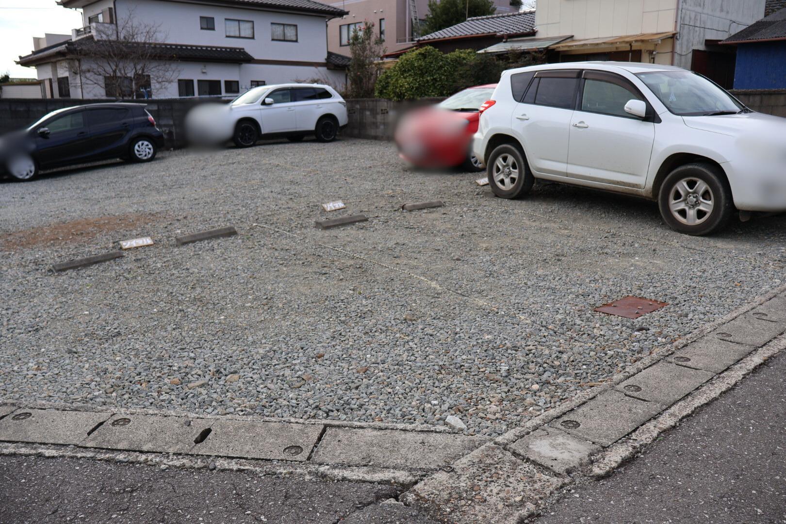 店舗隣の敷地に3台