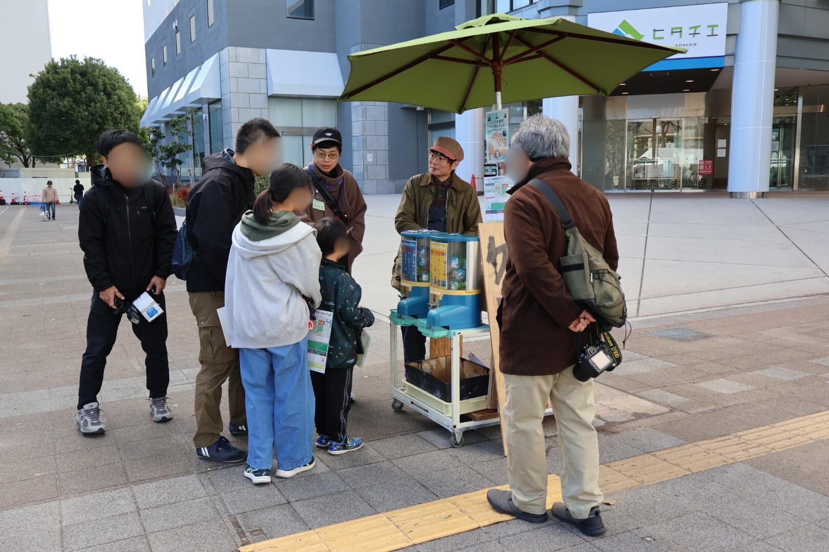 色んな缶バッチに興味津々